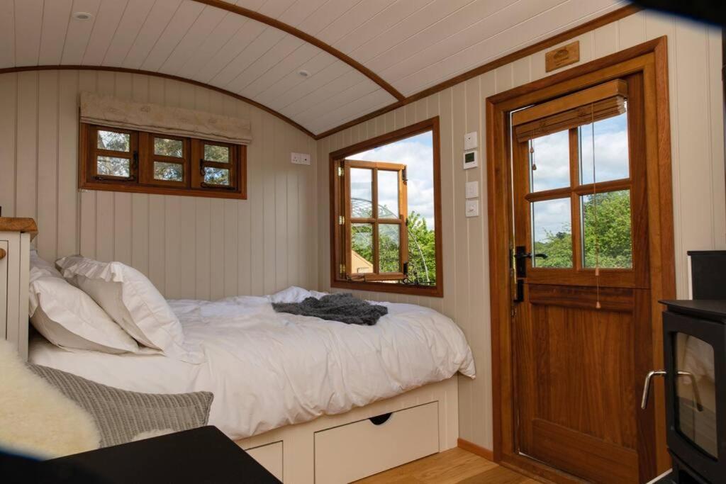 Luxury, Rural Shepherds Hut With Hot Tub Nr Bath Bristol Exterior photo